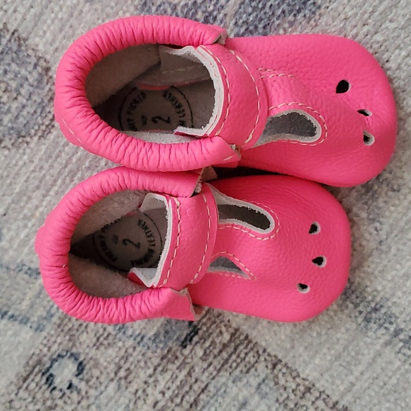 Freshly Picked Neon Pink Baby Girls Leather Crib Shoes Booties Sz2 - Picture 5 of 7